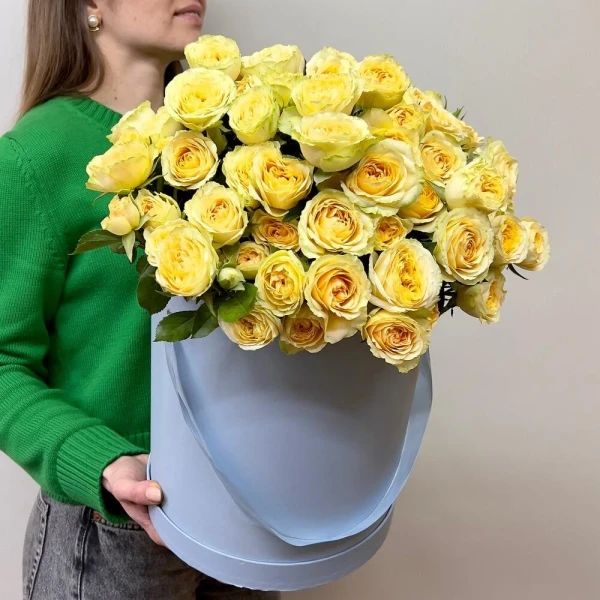 Композиция из желтых кустовых роз в шляпной коробке — Композиция из желтых кустовых роз в шляпной коробке — цветочная композиция в коробке из роз, оформленная как…